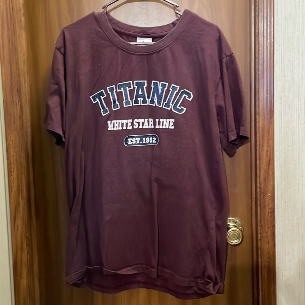 Men's burgundy TITANIC white star line t-shirt. Size L